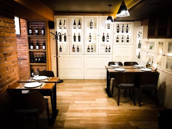 Tirane, jepet me qera bar-resorant Kati 0, 157 m² 2.000 € (zogu i zi , rruga e durresit)