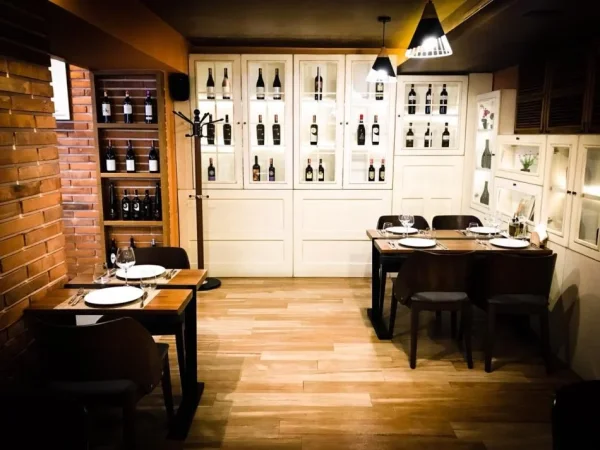 Tirane, jepet me qera bar-resorant Kati 0, 157 m² 2.000 € (zogu i zi , rruga e durresit)