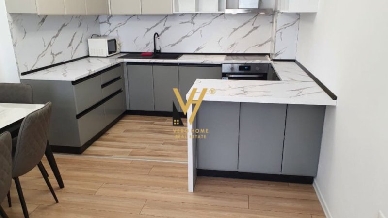 Tirane, jepet me qera apartament 2+1+Ballkon Kati 7, 90 m² 650 € (KINOSTUDIO)