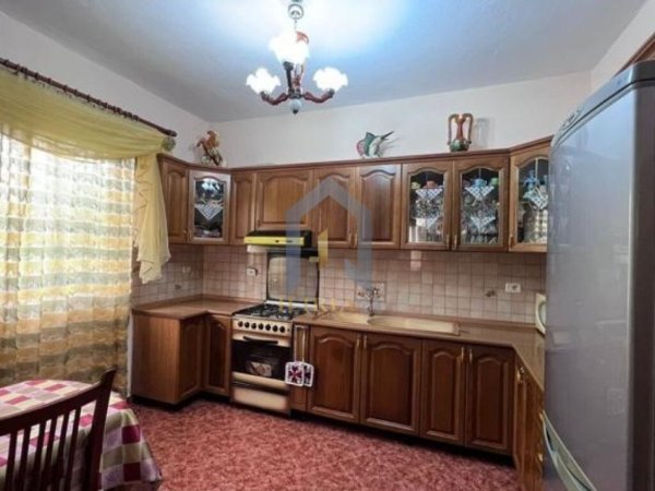 Tirane, jap me qera apartament 2+1+Ballkon Kati 1, 120 m² 450 € (Laprake)