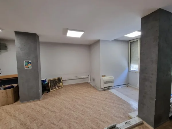 Tirane, jepet me qera zyre Kati 4, 65 m² 500 € (Pazari i Ri)
