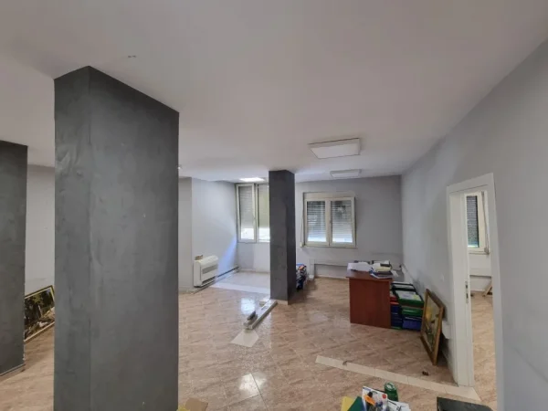 Tirane, jepet me qera zyre Kati 4, 65 m² 500 € (Pazari i Ri)