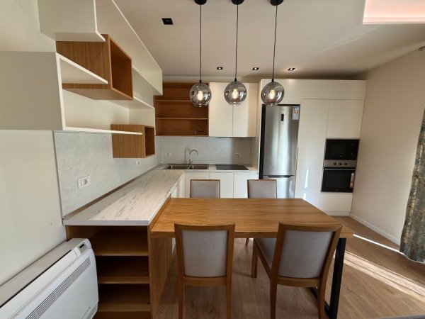 Tirane, jepet me qera apartament 1+1 Kati 4, 70 m² 750 € (Rr. e Barrikadave)