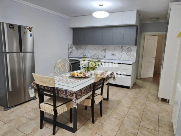 Tirane, jepet me qera apartament 2+1+Ballkon Kati 7, 100 m² 600 € (Rruga 5 MAJI)