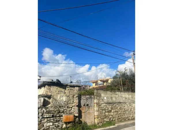 Tirane, shitet toke , 300 m² 350.000 € (Yzberisht)