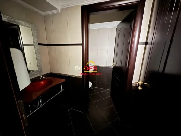 Vlore, jepet me qera ambjent biznesi Kati 2, 230 m² 700 € (Rruga Sulejman Delvina)