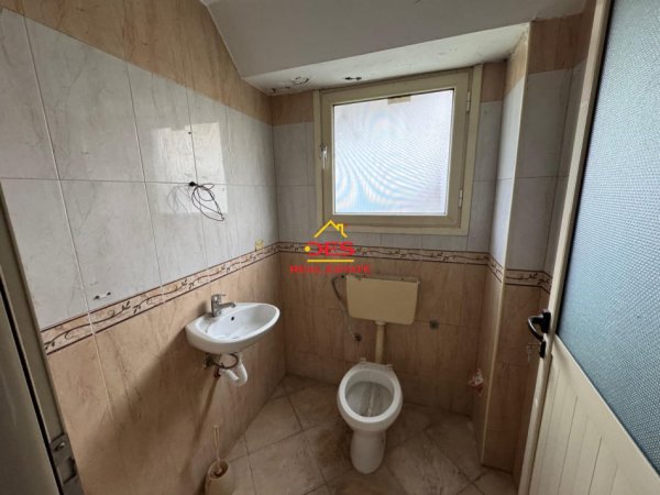 Vlore, jepet me qera ambjent biznesi Kati 2, 230 m² 700 € (Rruga Sulejman Delvina)