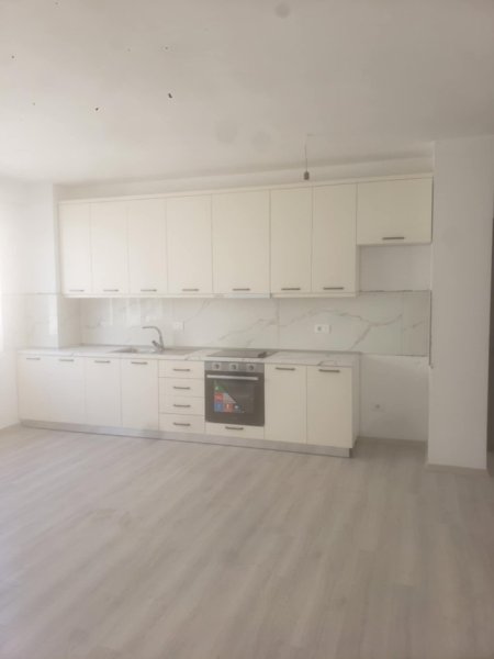 Tirane, jepet me qera apartament 2+1+Ballkon Kati 3, 80 m² 350 € (Vore)