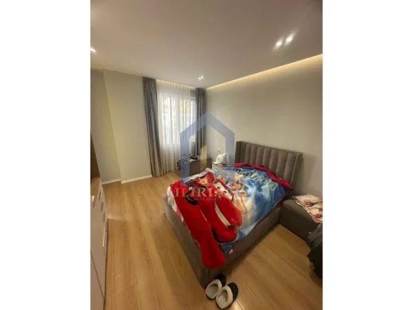 Tirane, shes apartament 2+1+Ballkon Kati 4, 104 m² 155.000 € (Yzberisht)