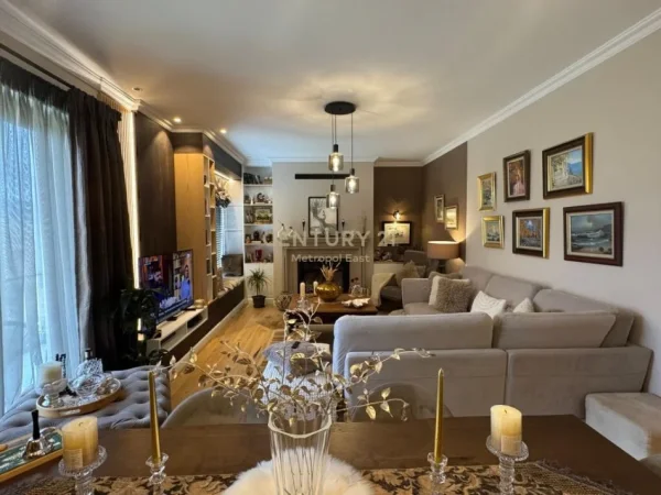 Tirane, shes Vile , 630 m² 1.500.000 € (Qendra Tregtare TEG)