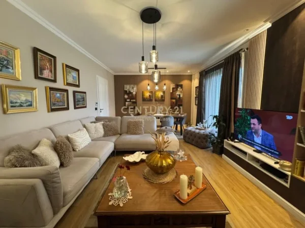 Tirane, shes Vile , 630 m² 1.500.000 € (Qendra Tregtare TEG)