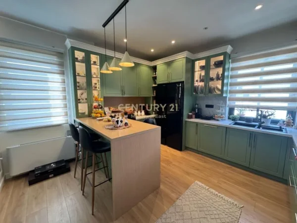 Tirane, shes Vile , 630 m² 1.500.000 € (Qendra Tregtare TEG)