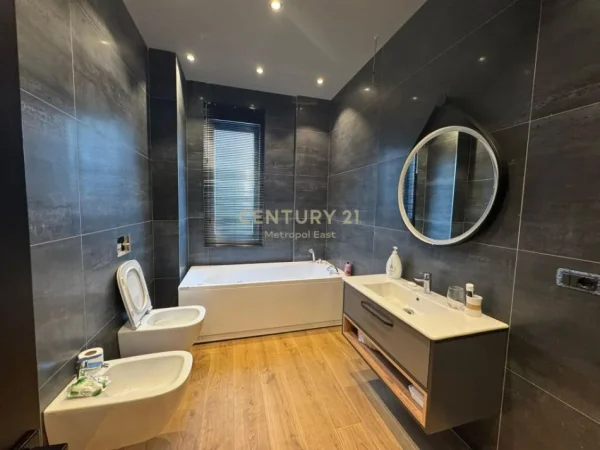 Tirane, shes Vile , 630 m² 1.500.000 € (Qendra Tregtare TEG)