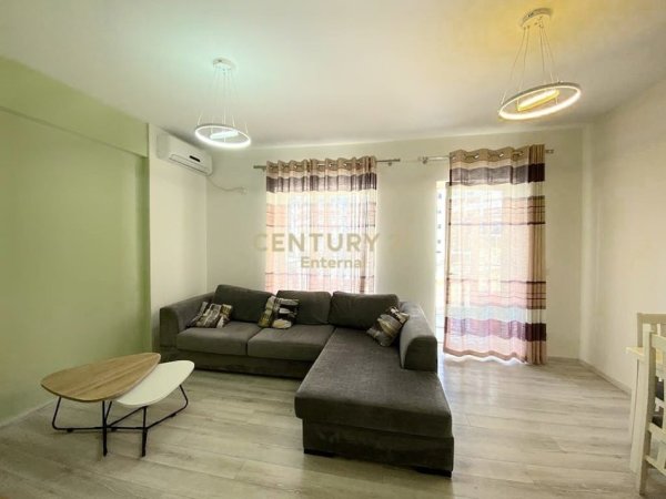 Tirane, jap me qera apartament 2+1 , 95 m² 700 € (Kopshti Botanik Zoologjik)