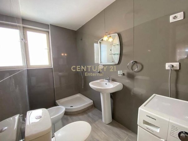 Tirane, jap me qera apartament 2+1 , 95 m² 700 € (Kopshti Botanik Zoologjik)