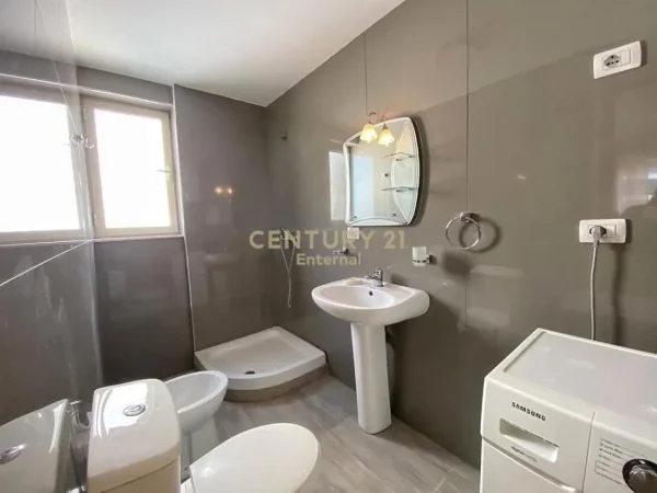 Tirane, jap me qera apartament 2+1 , 95 m² 700 € (Kopshti Botanik Zoologjik)