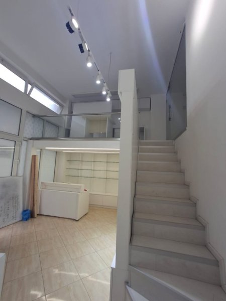 Tirane, jepet me qera ambjent biznesi Kati 0, 51 m² 400 € (St Trenit)