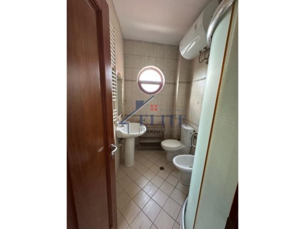 Tirane, jepet me qera apartament 2+1 Kati 10, 93 m² 700 € (Rruga e Kavajes)