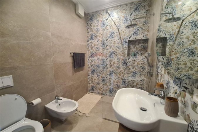 Tirane, jepet me qera apartament 1+1+Ballkon , 77 m² 1.000 € 