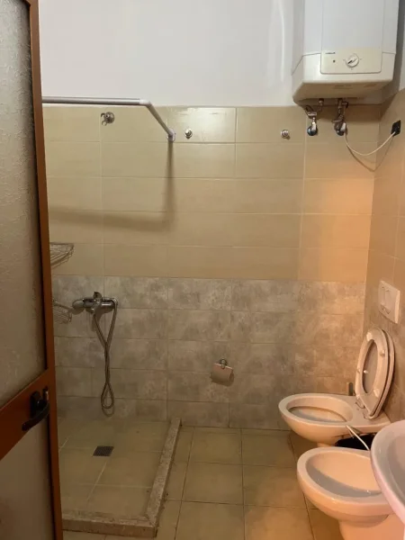 Tirane, jepet me qera apartament 1+1+Ballkon Kati 3, 60 m² 450 € (Rruga E DIBRES , prane viles Gold)