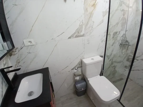 Tirane, jepet me qera apartament 2+1 Kati 1, 75 m² 550 € (21 DHJETORI TE AMBASADA KINEZE)