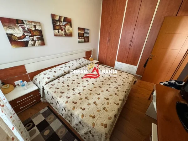 Tirane, jepet me qera apartament 1+1+Ballkon Kati 5, 70 m² 700 € (Ne Rrugen e Bogdaneve)
