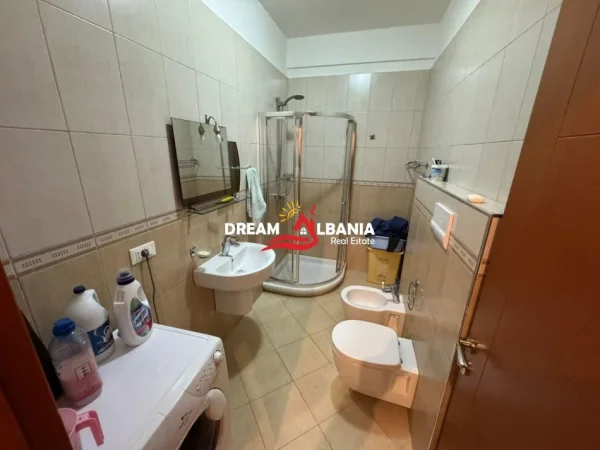 Tirane, jepet me qera apartament 1+1+Ballkon Kati 5, 70 m² 700 € (Ne Rrugen e Bogdaneve)