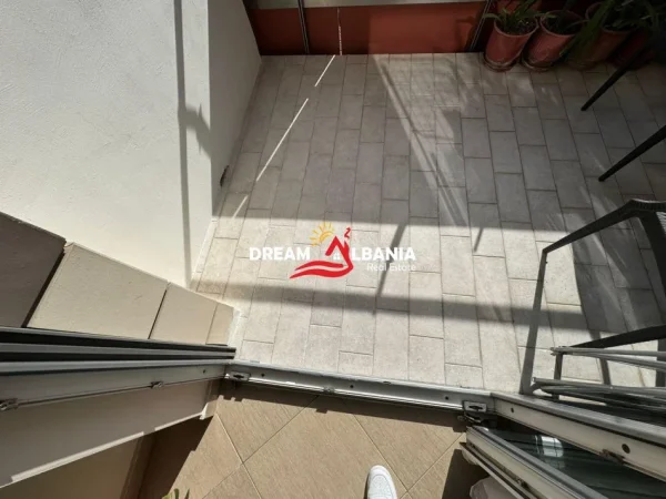 Tirane, jepet me qera apartament 1+1+Ballkon Kati 5, 70 m² 700 € (Ne Rrugen e Bogdaneve)