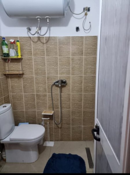 Tirane, jepet me qera apartament 1+1 Kati 1, 65 m² 380 € (Kinostudio)