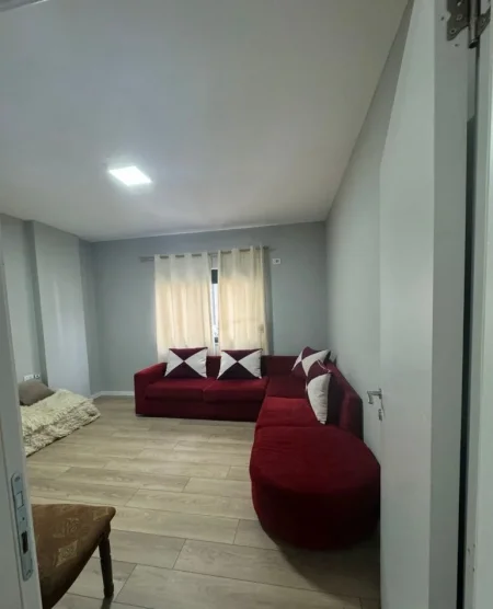 Tirane, jepet me qera apartament 2+1+Ballkon Kati 4, 100 m² 500 € (Fresk perballe Thesarit te Shtetit)