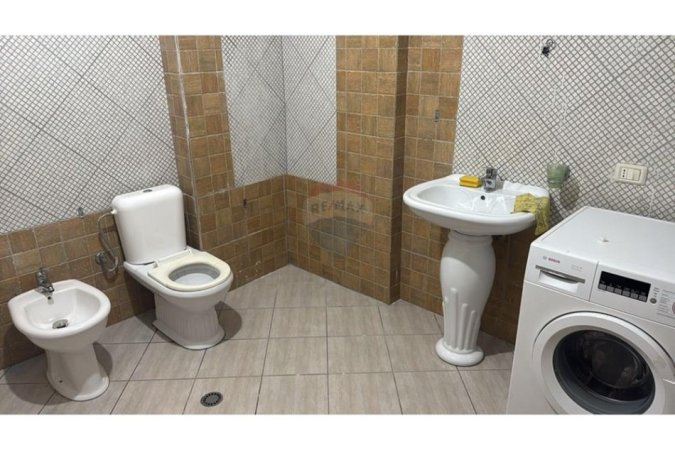 Tirane, jepet me qera apartament 3+1+Ballkon Kati 2, 102 m² 500 € 