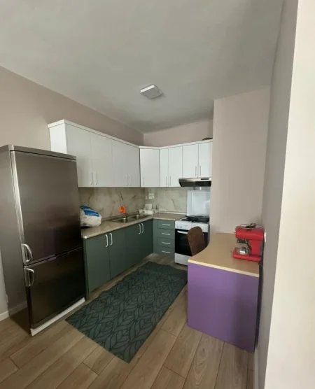 Tirane, jepet me qera apartament 2+1+Ballkon Kati 4, 100 m² 500 € (Fresk perballe Thesarit te Shtetit)