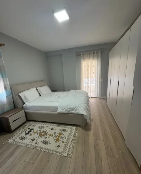 Tirane, jepet me qera apartament 2+1+Ballkon Kati 4, 100 m² 500 € (Fresk perballe Thesarit te Shtetit)