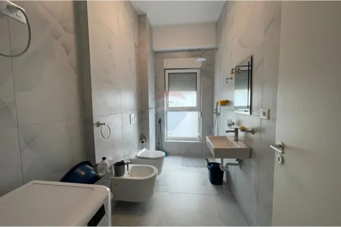 Tirane, jepet me qera apartament 1+1 Kati 5, 55 m² 400 € (Ali Dem)