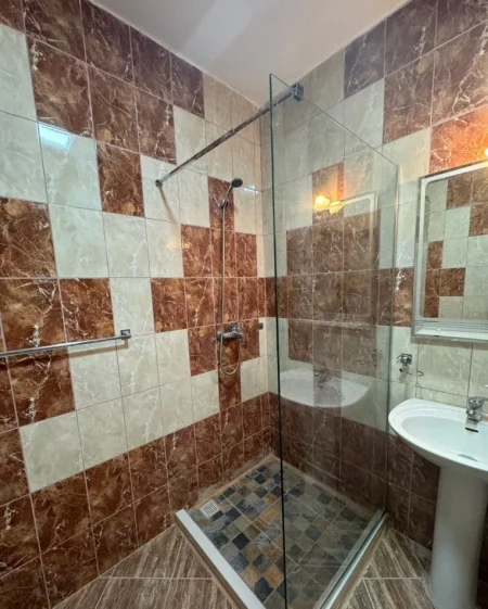 Tirane, jepet me qera apartament 2+1+Ballkon Kati 4, 100 m² 500 € (rruga e thesarit)