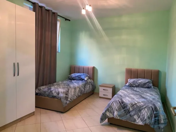 Tirane, jepet me qera shtepi 2+1+Ballkon Kati 1, 100 m² 400 € (rruga Kristaq Capo,Qytet Studenti)
