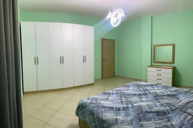 Tirane, jepet me qera shtepi 2+1+Ballkon Kati 1, 100 m² 400 € (rruga Kristaq Capo,Qytet Studenti)