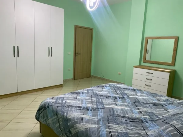 Tirane, jepet me qera shtepi 2+1+Ballkon Kati 1, 100 m² 400 € (rruga Kristaq Capo,Qytet Studenti)