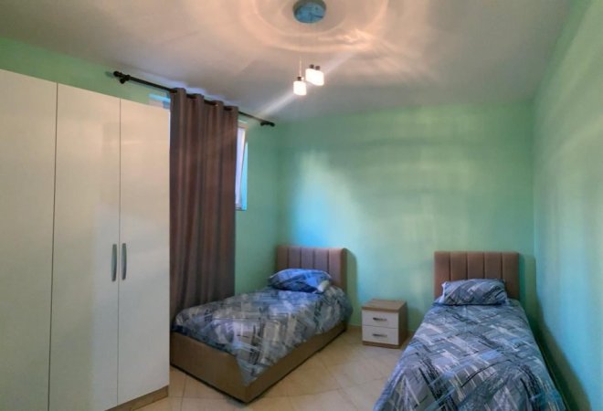 Tirane, jepet me qera shtepi 2+1+Ballkon Kati 1, 100 m² 400 € (rruga Kristaq Capo,Qytet Studenti)