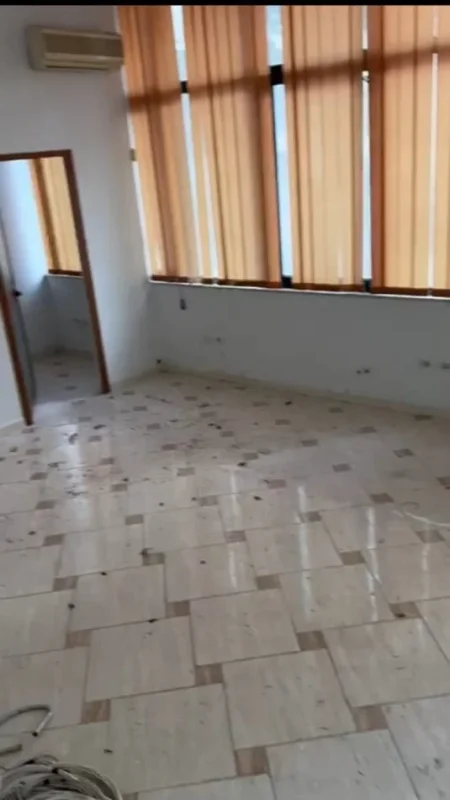 Tirane, jepet me qera zyre Kati 2, 230 m² 1.900 € (Ministria e Jashtme, prane Komisariatit Numer 1)