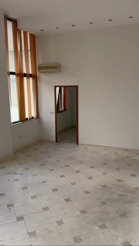 Tirane, jepet me qera zyre Kati 2, 230 m² 1.900 € (Ministria e Jashtme, prane Komisariatit Numer 1)