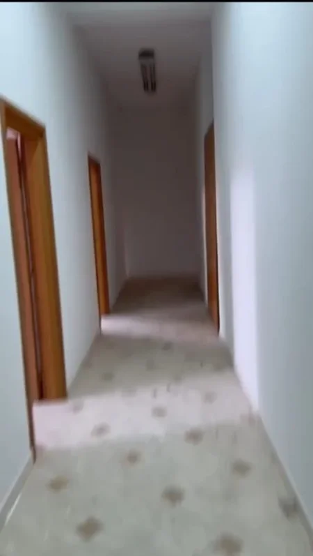 Tirane, jepet me qera zyre Kati 2, 230 m² 1.900 € (Ministria e Jashtme, prane Komisariatit Numer 1)