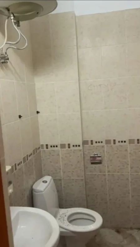 Tirane, jepet me qera zyre Kati 2, 230 m² 1.900 € (Ministria e Jashtme, prane Komisariatit Numer 1)