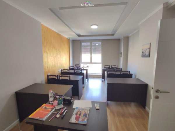 Tirane, jepet me qera zyre Kati 3, 132 m² 1.000 € (21 Dhjetori, Rruga Frederik Shiroka)