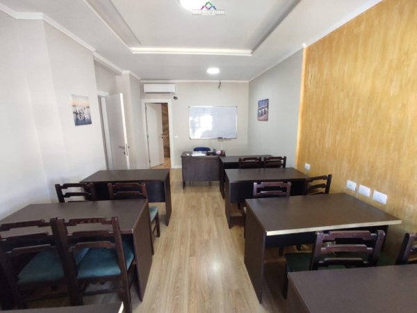 Tirane, jepet me qera zyre Kati 3, 132 m² 1.000 € (21 Dhjetori, Rruga Frederik Shiroka)