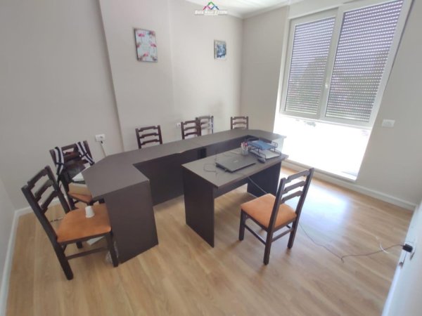 Tirane, jepet me qera zyre Kati 3, 132 m² 1.000 € (21 Dhjetori, Rruga Frederik Shiroka)