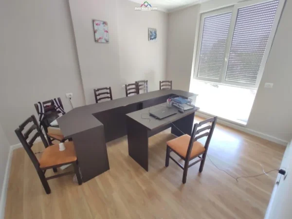 Tirane, jepet me qera zyre Kati 3, 132 m² 1.000 € (21 Dhjetori, Rruga Frederik Shiroka)