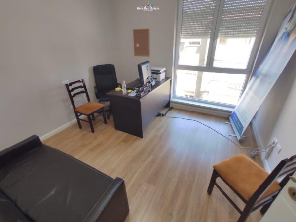Tirane, jepet me qera zyre Kati 3, 132 m² 1.000 € (21 Dhjetori, Rruga Frederik Shiroka)