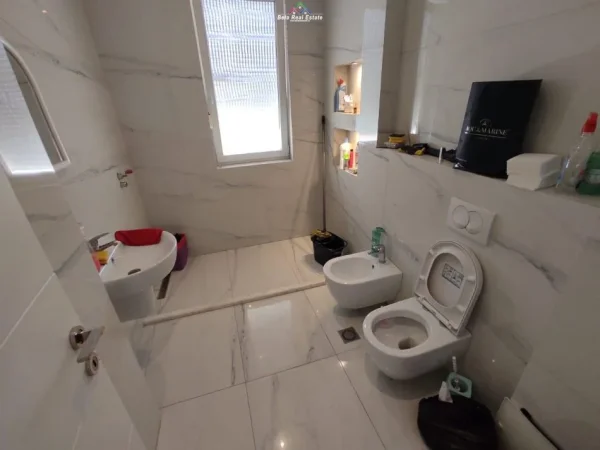 Tirane, jepet me qera zyre Kati 3, 132 m² 1.000 € (21 Dhjetori, Rruga Frederik Shiroka)