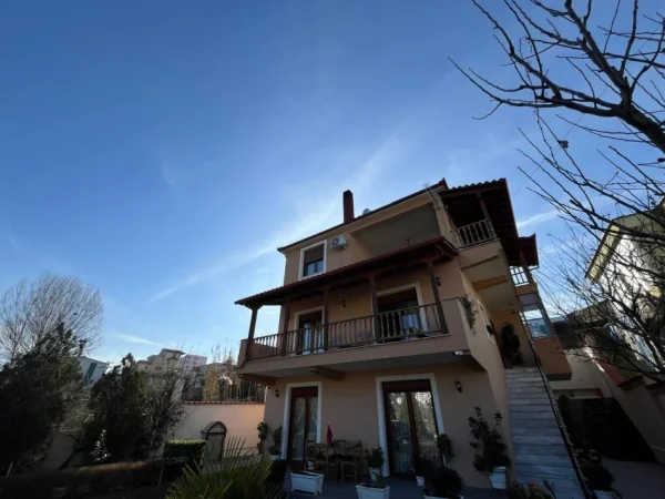 Tirane, jepet me qera apartament duplex 5+1 Kati 2, 155 m² 1.500 € (Ali Demi)